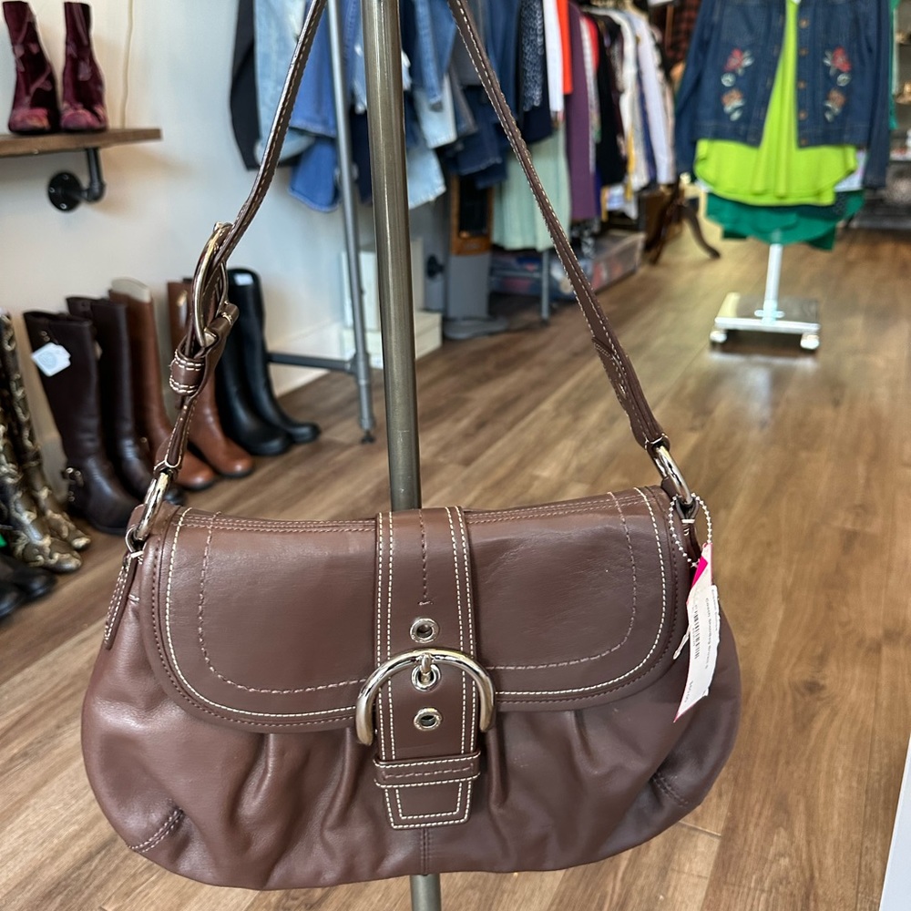 Vintage Coach brown leather bag with buckle to open